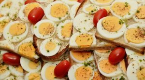 How to store and cook eggs to prevent salmonella contamination